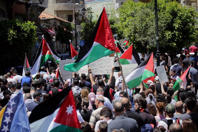 Manifestación en Cisjordania como parte de una huelga general en protesta por los bombardeos de Israel contra la Franja de Gaza
