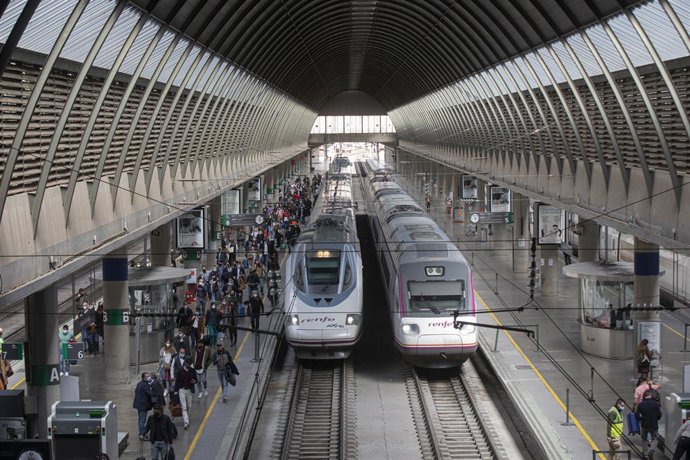 Archivo - Llegada de pasajeros en una AVE procedente de Madrid a la Estación de Santa Justa. 