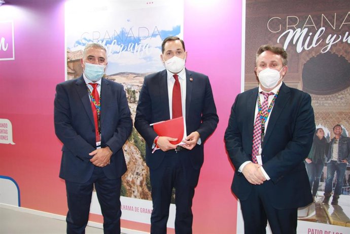 Enrique Medina, diputado de Turismo de Granada, y Francisco Maldonado, director del Patronato Provincial de Turismo, con Juan Carlos Molina (centro), responsable de la Dirección de Ventas en España de la compañía Iberia.