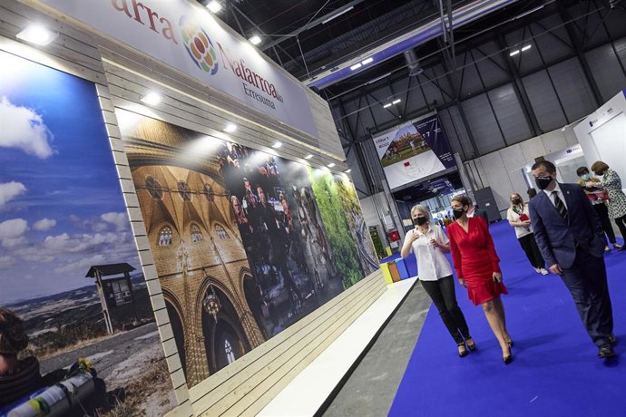 La presidenta de Navarra, María Chivite (c-rojo), durante una visita al stand de Navarra en Fitur Screen.