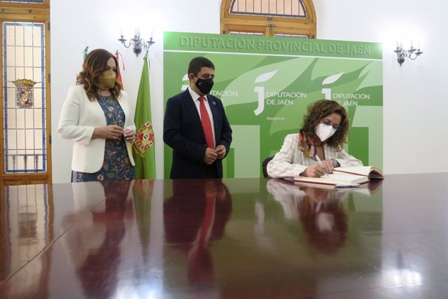 La ministra de Hacienda, María Jesús Montero, firma en el libro de honor de la Diputación de Jaén