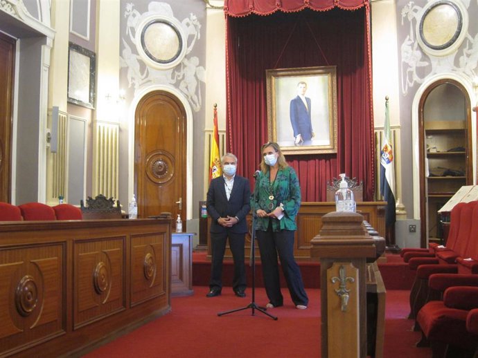 La delegada del Gobierno, Yolanda García Seco, y el alcalde de Badajoz, Francisco Javier Fragoso, en declaraciones a los medios