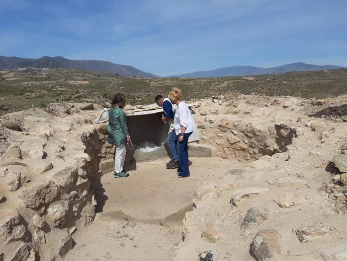 Tumba con pinturas esquemáticas humanas en Los Millares
