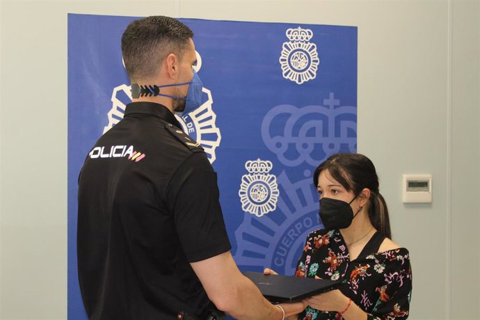 Entrega de un ordenador incautado en una operación contra la droga