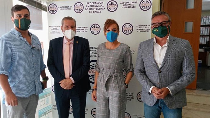 Patricia rueda y Manuel Gavira con el presidente de Horeca