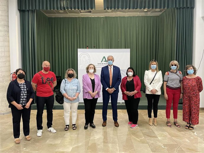 El delegado de Igualdad de la Junta en Granada, Manuel Montalvo, en el centro, duranta una visita al centro Buenos Aires