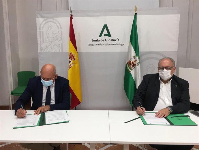 El gerente del Servicio Andaluz de Salud (SAS), Miguel Ángel Guzmán, y el alcalde del municipio malagueño de Cómpeta, Obdulio Pérez, en la firma del protocolo de actuación para el nuevo centro de salud