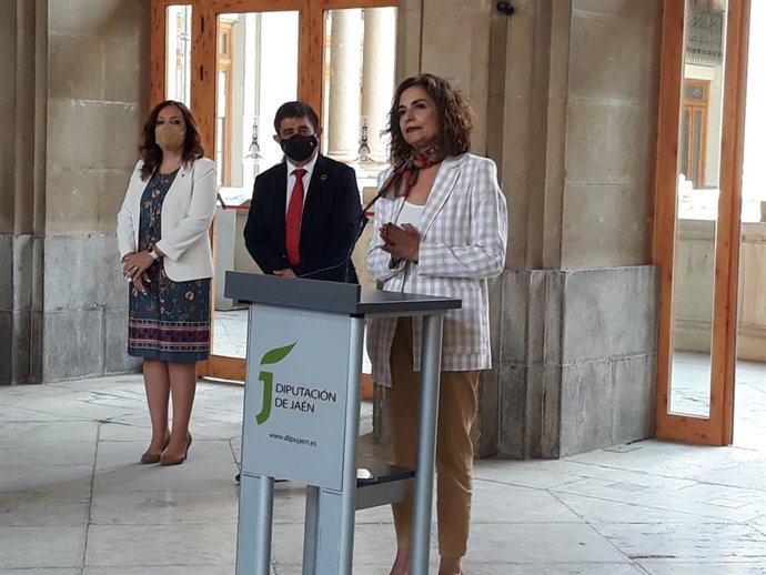 María Jesús Montero, junto a Francisco Reyes y Catalina Madueño.