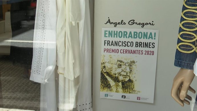 Cartel de agradecimienti y felicitación al poeta Francisco Brines en Oliva (Valencia)