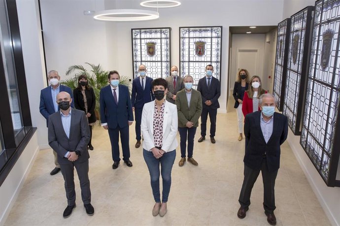 La consejera Saiz y el director gerente de Hacienda, Oscar Martínez de Bujanda, con la comisión de expertos