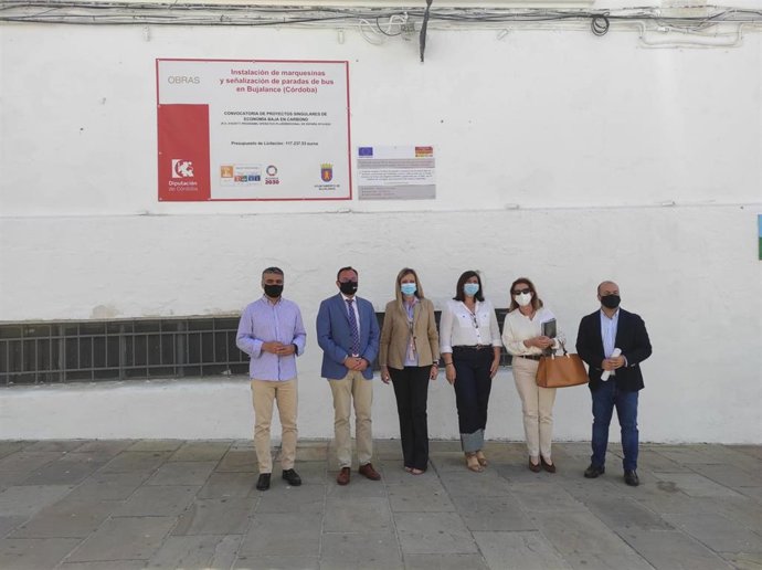 El delegado de Medio Natural y Carreteras de la Diputación de Córdoba, Francisco Palomares (segundo por la izda.), en su visita a Bujalance.