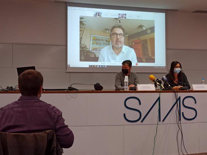 Marc Pons d'Actua Innovació i la doctora Cristina Royo amb el doctor Antoni Plasncia en pantalla, en la roda de premsa.