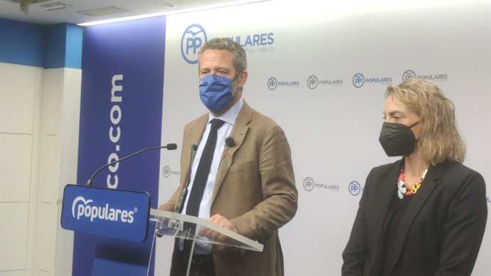 El vicesecretario de participación del Partido Popular, Jaime de Olano, y la presidenta del PP de Bizkaia, Raquel González