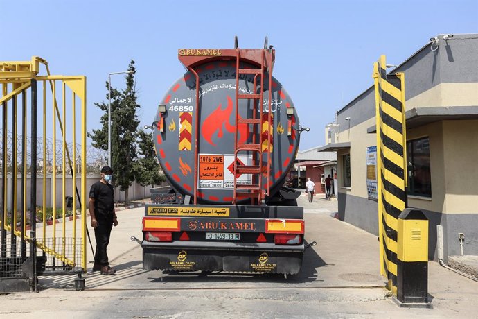 Archivo - 01 September 2020, Palestinian Territories, Nuseirat: A fuel truck enteres Gaza power plant after arriving from goods crossing border Kerem Shalom, as Israel reopened its only border crossing for goods deliveries to the Gaza Strip, after reach