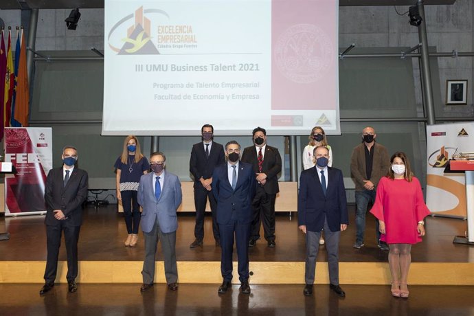 Los alumnos del programa formativo Business Talent de la Cátedra de Excelencia Empresarial de Grupo Fuertes reciben sus diplomas