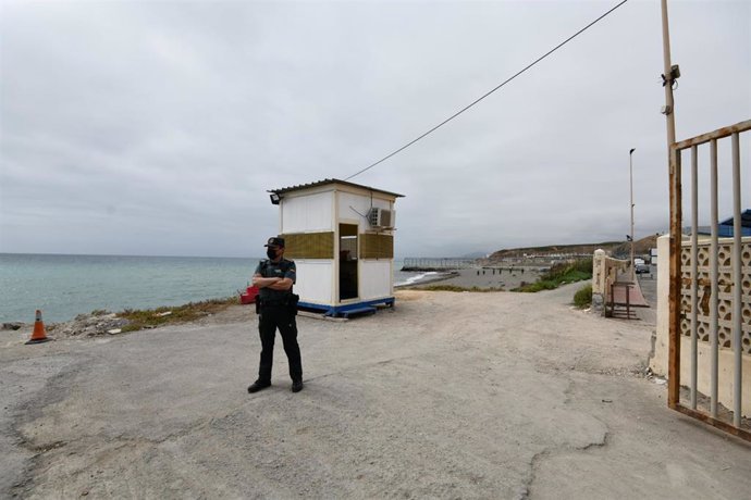 Un agente de Guardia Civil vigila en la frontera de Ceuta para retornar a su país de origen durante una jornada tranquila en Ceuta