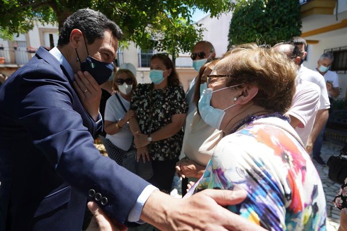 El presidente de la Junta de Andalucía, Juanma Moreno, en su visita a la localidad de Aljaraque (Huelva).