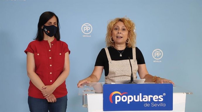 Isabel Díaz y María Helena Romero, en la rueda de prensa en la sede del PP