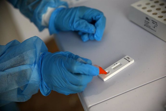 Un sanitario prepara un test de antígenos