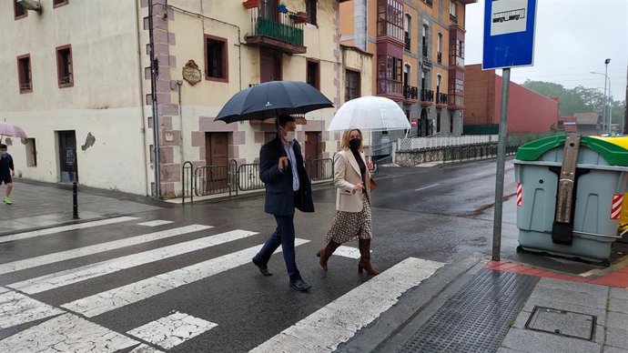 La alcaldesa de Barakaldo, Amaia del Campo, y el diputado de Infraestructuras y Desarrollo Territorial, Imanol Pradales, en su  visita a Burtzeña.