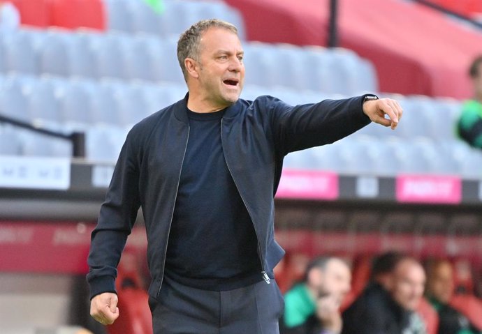 08 May 2021, Bavaria, Munich: Munich coach Hansi Flick gives instructions during the German Bundesliga soccer match between Bayern Munich and Borussia Moenchengladbach at the Allianz Arena. Photo: Peter Kneffel/dpa-Pool/dpa - IMPORTANT NOTICE: DFL and D