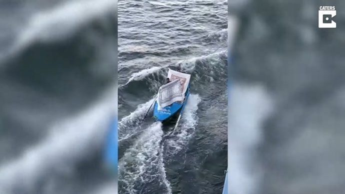 En Egipto, estos vendedores atan su embarcación a un ferry en movimiento para vender sus productos