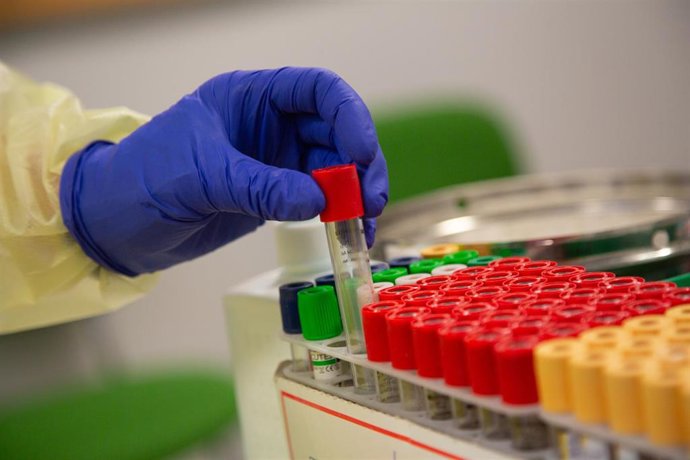 Archivo - Una profesional sanitaria, en un dispositivo de cribado masivo instalado en el centro de salud de San Fernando, en Badajoz.