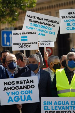 Varias personas participan en una concentración convocada a las puertas de la Delegación de Gobierno de Murcia, a 6 de mayo de 2021, en Murcia, (España). Este acto, organizado por el Sindicato de Comunidades de Regantes del Acueducto Tajo-Segura (SCRATS