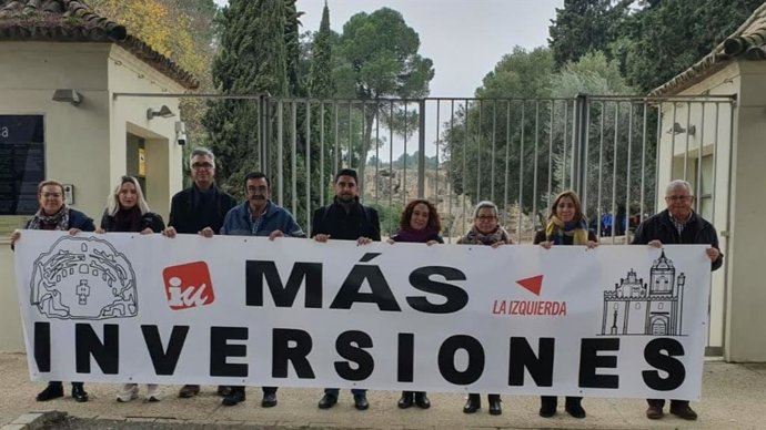Protesta de IU ante el teatro romano de Itálica