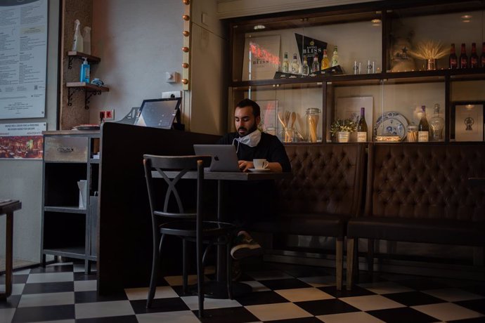 Archivo - Arxiu - Un client pren un caf a l'histric local barceloní Núria de Barcelona.