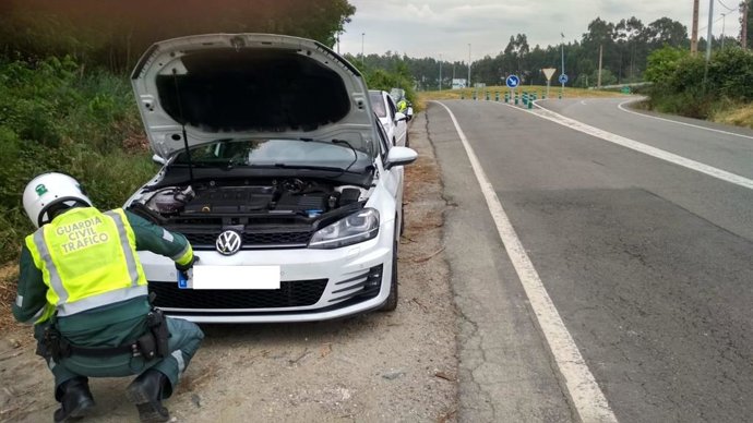 Archivo - Vehículol interceptado en Santiago por usar un detector de radar cuando circulaba por la AP-9 a velocidad superior a la permitida.