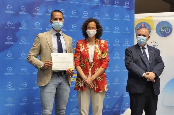 Mario Fernández recogiendo el premio de la FEMP