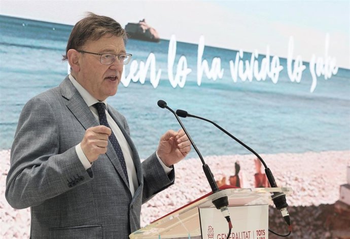 El presidente de la Generalitat Valenciana, Ximo Puig, interviene durante su visita al stand de la Comunitat Valenciana en Fitur