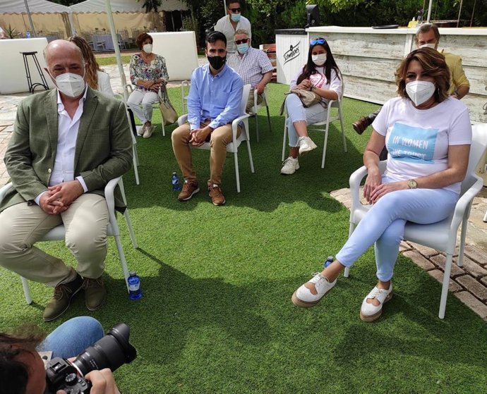 Susana Díaz, junto a Antonio Ruiz, en un encuentro con militantes del PSOE de Córdoba.