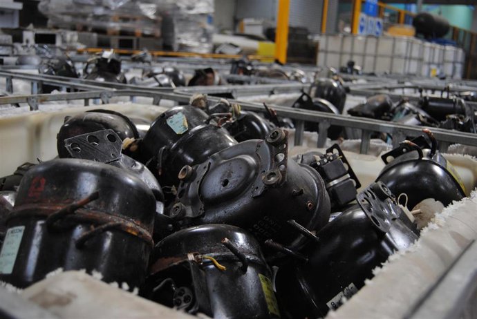 Archivo - Planta de reciclaje de residuos de aparatos eléctricos y electrónicos (RAEE) en España.