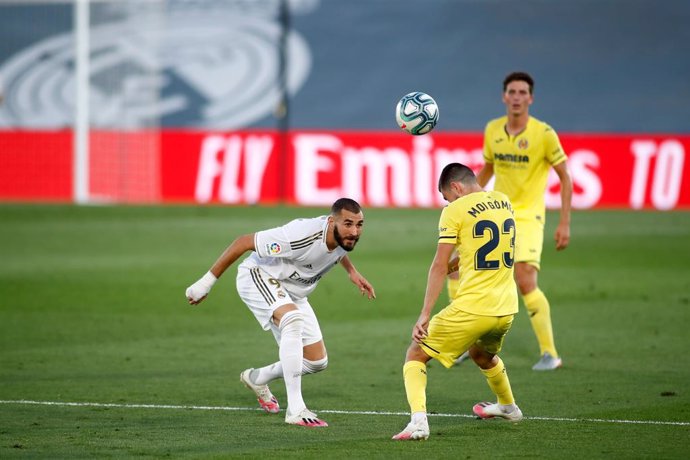 Archivo - Karim Benzema of Real Madrid and Moi Gomez of Villarreal in action during the Liga match between Real Madrid and Villarreal CF at Alfredo Di Stefano Stadium on July 16, 2020 in Valdebebas, Madrid, Spain.