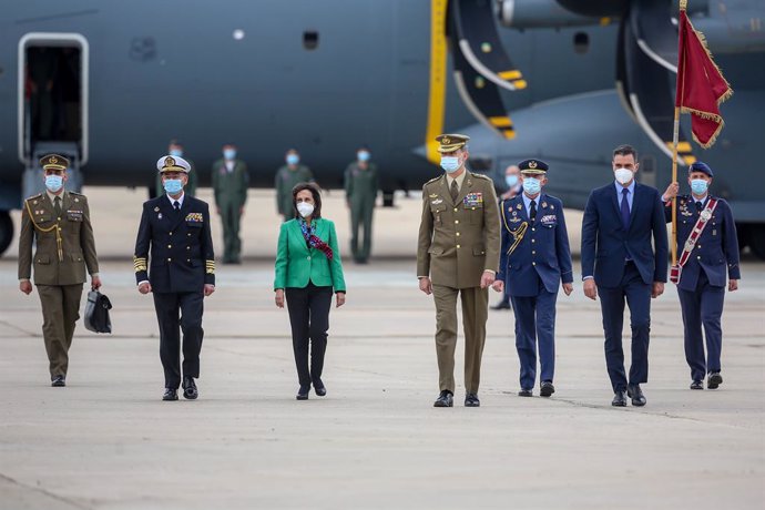 (I-D) La ministra de Defensa, Margarita Robles; el Rey Felipe VI; y el presidente del Gobierno, Pedro Sánchez, durante el acto de reconocimiento al personal participante en misiones en Afganistán, en la Base Aérea de Torrejón de Ardoz, a 13 de mayo de 2