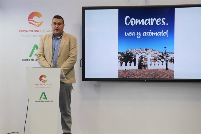 El teniente alcalde de Comares, Manuel Robles, informa del destino en Fitur