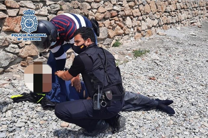 Una patrulla de la Policía salva la vida a un joven inmigrante en Ceuta, evitando que se suicidara