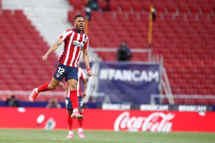 Renan Lodi celebra el gol del empate ante Osasuna en la penútima jornada de Liga