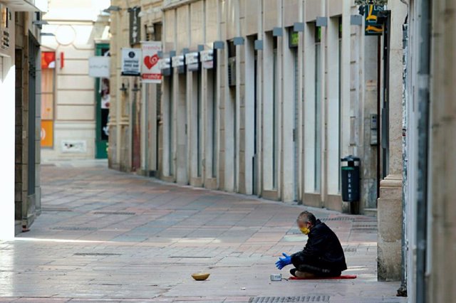 Archivo - Personas sin hogar permanecen en la calle durante el estado de Alarma por el COVID-19 en una imagen de archivo 