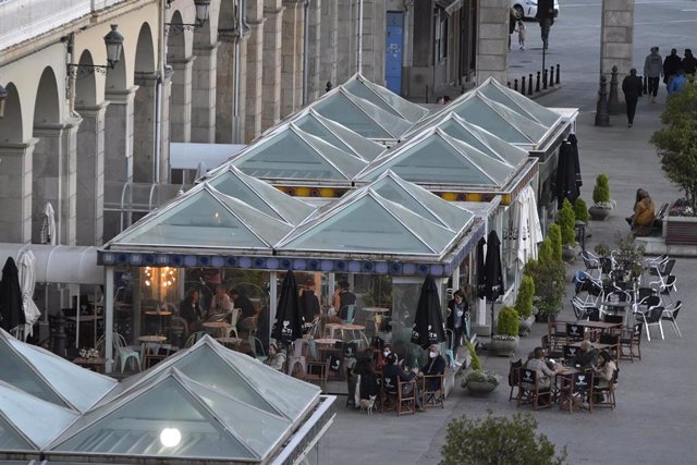 Terrazas de bares de A Coruña el mismo día en que entran en vigor nuevas medidas en la hostelería gallega, a 8 de mayo de 2021, en A Coruña, Galicia, (España).