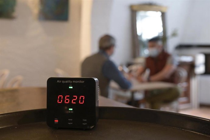 Un medidor de CO2 en el interior de un restaurante en Galicia el día que entra en vigor su obligatoriedad, en 23 de abril de 2021, en A Coruña, Galicia (España).