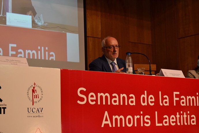 El presidente de la Federación de Familias Numerosas, Benigno Blanco, clausura la 'Semana Amoris Laetitia' de la UCAV.