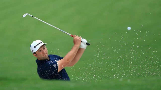 Archivo - Jon Rahm golpea una bola durante su sesión de práctica del martes en el Augusta National