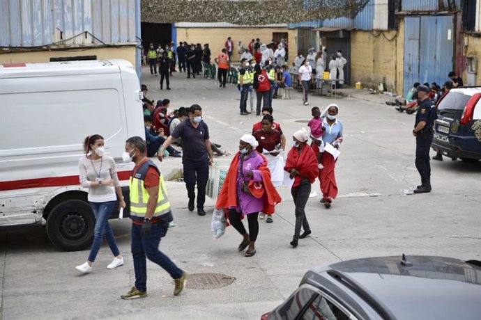 Profesionales sanitarios realizan pruebas PCR y atienden a varios jóvenes en la nave de primera acogida del polígono del Tarajal, a 19 de mayo de 2021, en Ceuta (España). Durante los últimos tres días Ceuta ha recibido 8.000 ciudadanos marroquíes, de lo