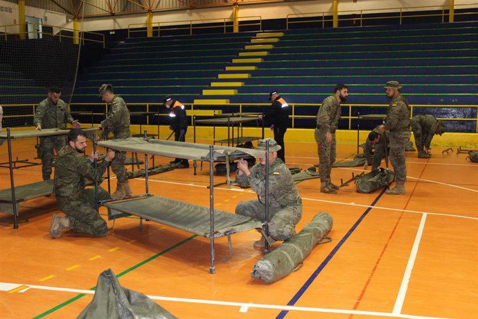 Militares habilitan literas en un polideportivo de Ceuta