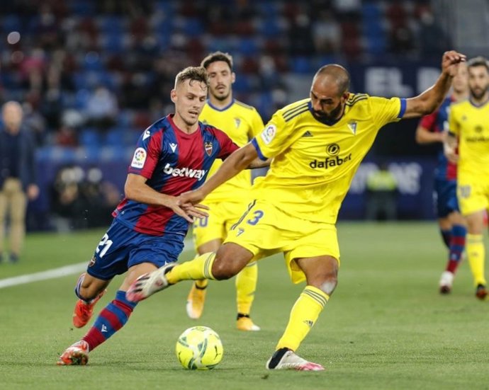 Fali intenta despejar un balón en el Levante-Cádiz