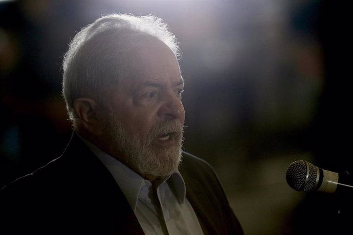 Archivo - El expresidente de Brasil Luiz Inácio Lula da Silva durante una visita en Sao Paulo, en abril de 2021