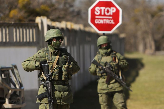 Archivo - Soldados ucranianos a la entrada de la base militar de Prevelvalne, cerca de la ciudad de Simferopol de Crimea, en marzo de 2014